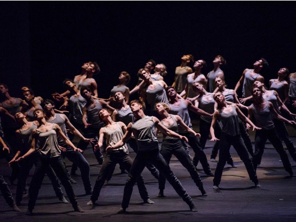 Artists of The Royal Ballet perform in Crystal Pite's 'Flight Pattern' dealt with migration (ROH/Tristram Kenton)