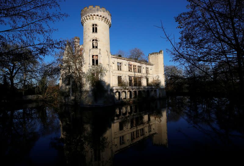 French "fairytale" Chateau with 25.000 owners prepares to celebrate Christmas