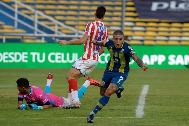 Alan Marinelli festeja su gol frente a Unión de Santa Fe.