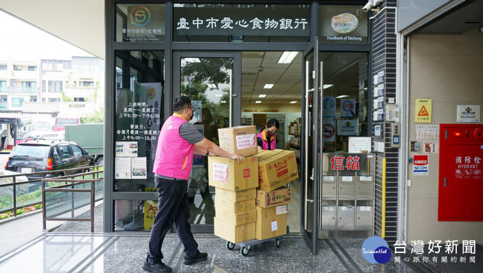 網銀基金會至食物銀行大里店捐贈食品等物資