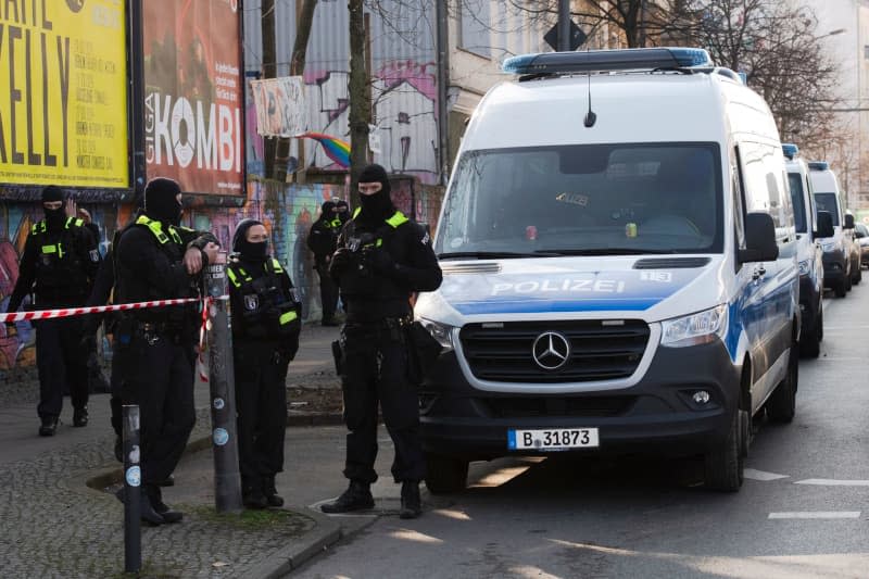 Police officers stand in front of a site in Berlin. The operation is possibly connected with the manhunt for the two suspected robbers Ernst-Volker Staub and Burkhard Garweg, who are still on the run. Paul Zinken/dpa