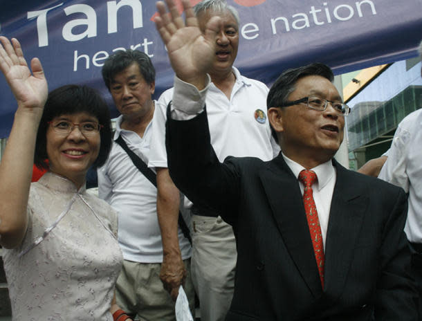 Tan Jee Say, seen here with his wife, at the walkabout outreach in Chinatown on Thursday. (Yahoo! photo/ Kai Fong)