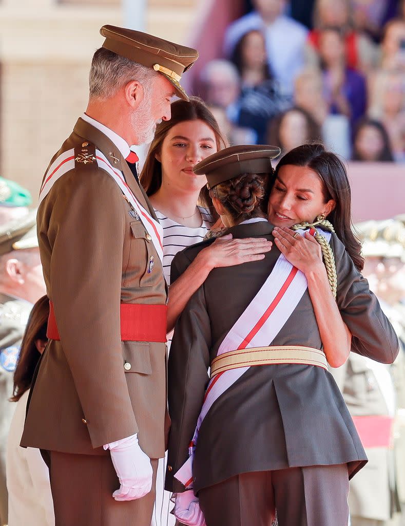 La reina Letizia abraza a la princesa Leonor ante la orgullosa mirada del rey Felipe y la infanta Sofía durante la entrega de los despachos de empleo en la academia general militar de Zaragoza, el 3 de julio de 2024