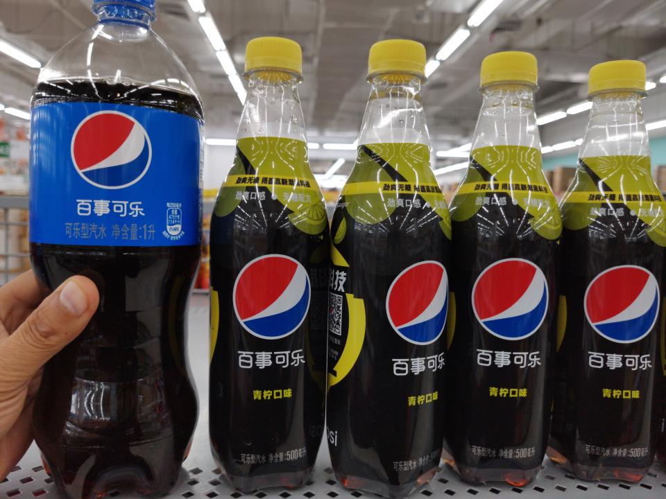 La demanda mundial de bebidas de PepsiCo ha aumentando y también los precios. La imagen muestra la venta de bebidas de PepsiCo en un mercado chino en la provincia de Hubei. (Liu Junfeng / Costfoto/Future Publishing vía Getty Images)