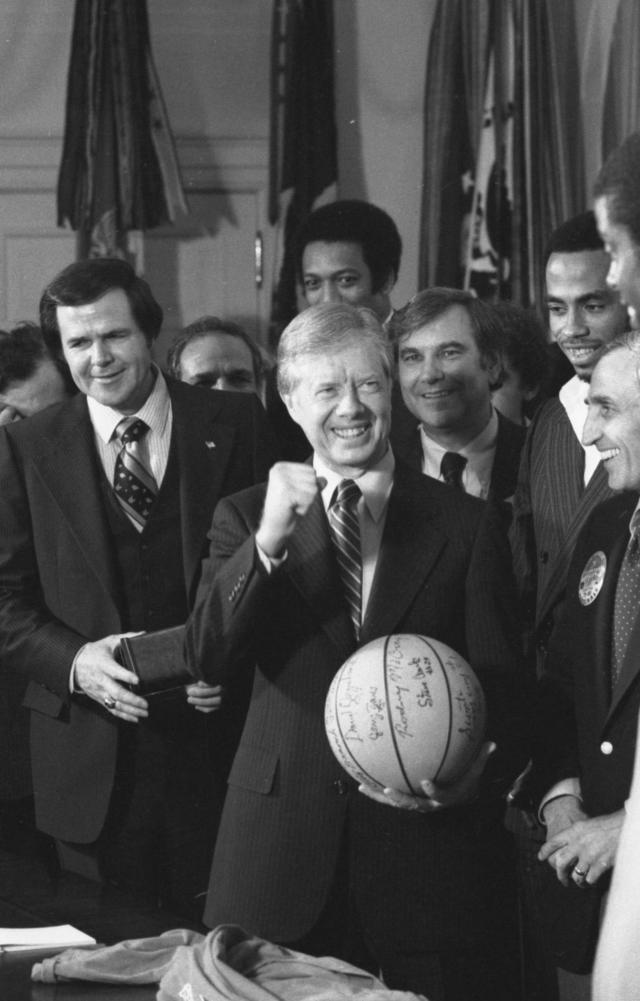 Denny Crum signed Louisville Cardinals Basketball Coaching 8x10 Photo-  Pristine Auctions LOA