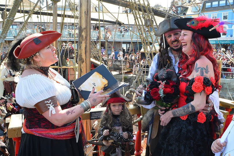 Zoe and Paul Bradshaw at their pirate themed wedding -Credit:Courtesy Al Macphee / SWNS