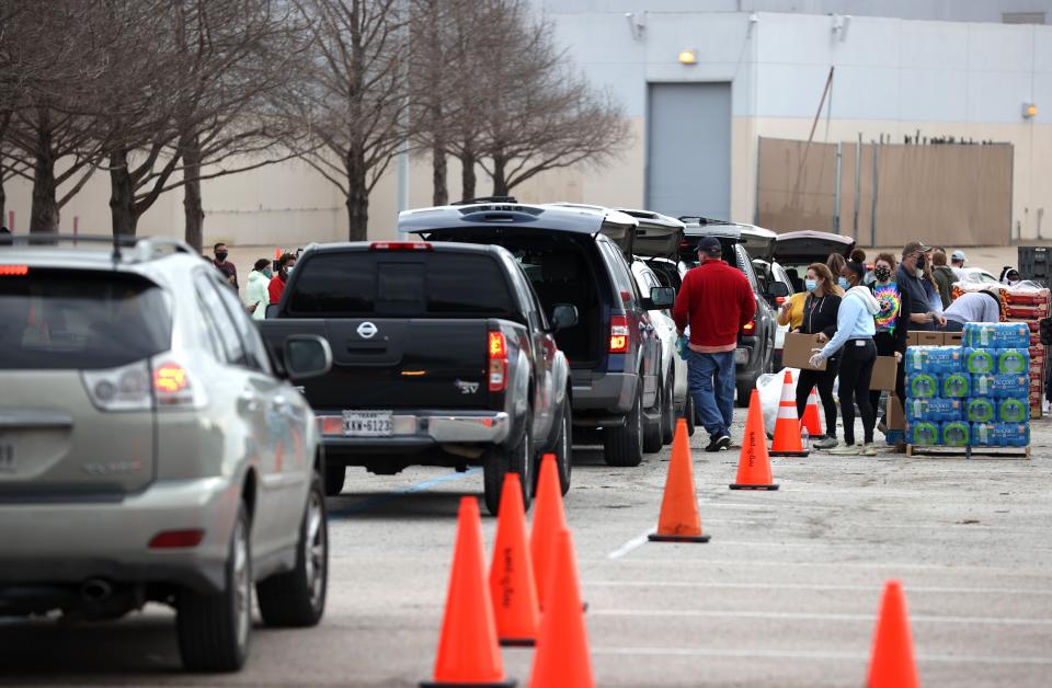 <p>Los voluntarios cargan alimentos en los automóviles durante la distribución de alimentos del Banco de Alimentos de Houston en el Estadio NRG el 21 de febrero de 2021 en Houston, Texas. Miles de personas hicieron fila para recibir alimentos y agua en un sitio de distribución masiva para los residentes de Houston que aún no tienen agua corriente ni electricidad después de la tormenta invernal Uri. La tormenta azotó 26 estados con una combinación de temperaturas bajo cero y precipitaciones, dejando sin electricidad a millones de personas en todo el estado. </p> (Foto de Justin Sullivan / Getty Images)