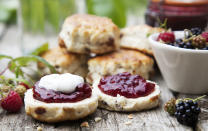 Vous ne connaissez pas les scones ? Il s'agit pourtant de délicieux petits pains briochés anglais, qui sont accompagnés de clotted cream et de confiture. Et bien sûr, ils sont servis à l'heure du thé. Tout cela fait qu'ils apparaissent dans 1 233 042 publications sur Instagram.