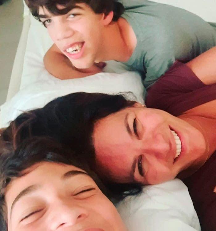 Fabiola Martínez con sus dos hijos 