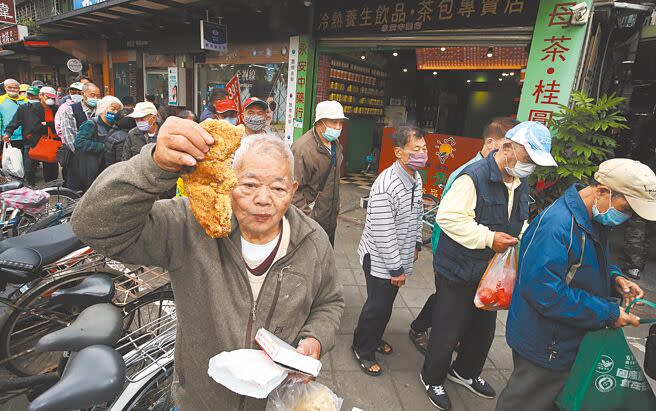 本名廖榮吉的「刈包吉」（前）4日在台北市艋舺公園發送500個便當、500份雞排與1000個饅頭給需要的民眾。（劉宗龍攝）