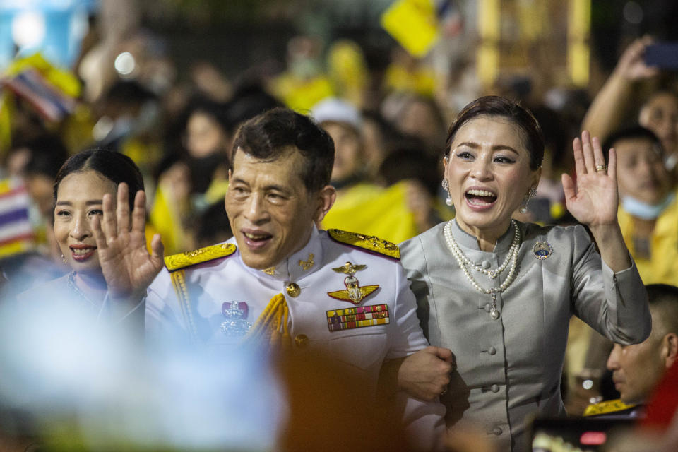 the king and queen waving