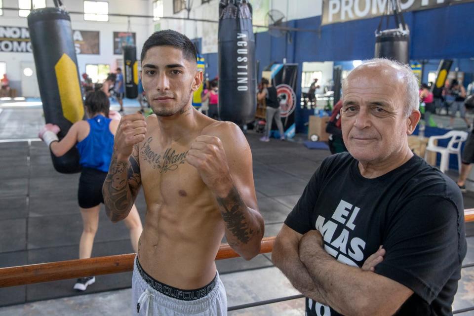 Alberto Zacarías, siempre bien cerca de Jeremías Ponce; forman un equipo a la antigua; el entrenador también se encarga de las propuestas boxísticas y juntos toman las decisiones