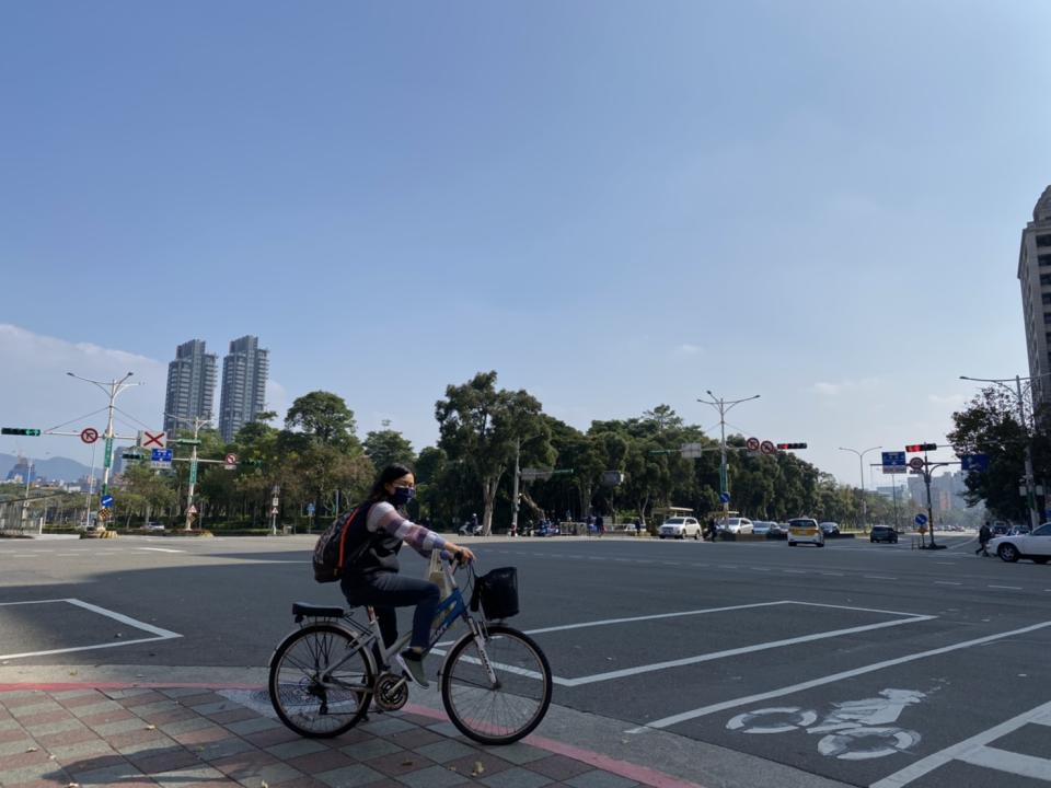 中央氣象局表示，今天東北季風減弱，風向漸轉偏東風，台灣各地大多為多雲到晴   圖：閻芝霖/攝