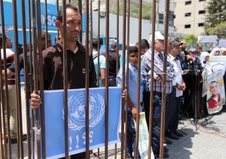 A man plays the role of a prisoner during a protest in support of Palestinian prisoners on hunger strike in Israeli jails, in Gaza City May 9, 2017. REUTERS/Ibraheem Abu Mustafa