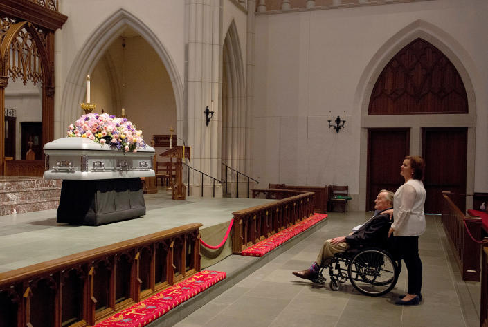 <p>Former President George H. W. Bush looks at the casket of his wife, former first lady Barbara Bush, with his daughter Dorothy “Doro” Bush Koch at St. Martin’s Episcopal Church Friday, April 20, 2018, in Houston. Barbara Bush died on April 17, 2018, at the age of 92. (Photo: Mark Burns/Office of George H.W. Bush via AP) </p>