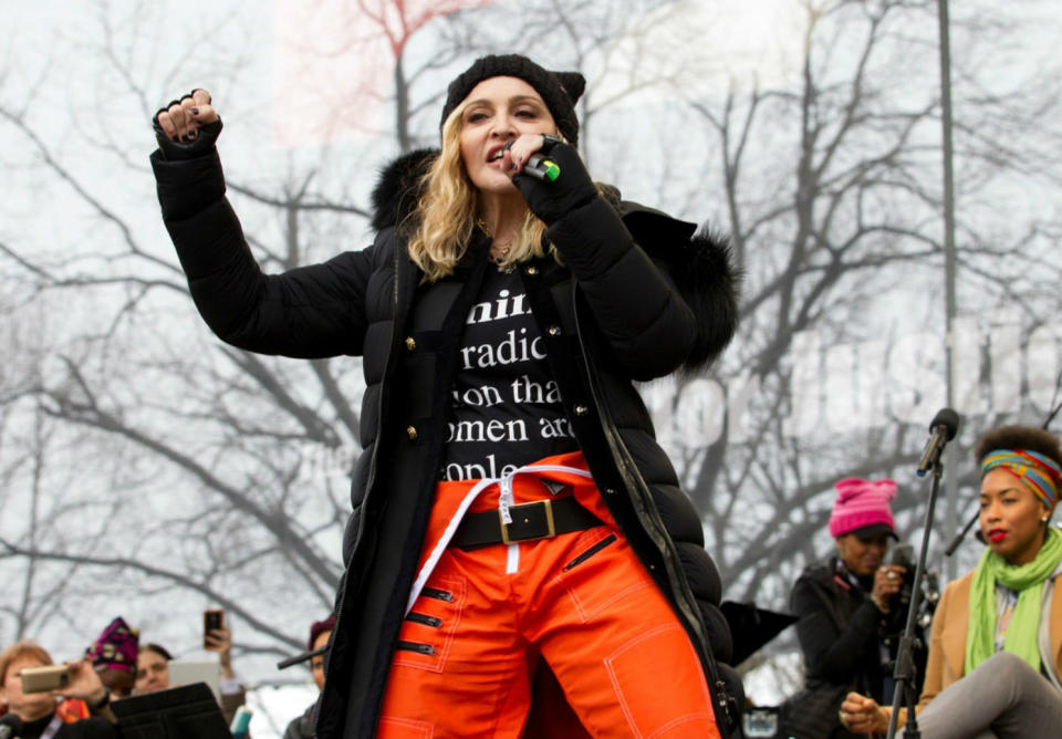 <p>Uno de sus últimos escándalos tuvo lugar en enero de 2017 durante la Marcha de las Mujeres que se realizó en Washington. Micrófono en mano, Madonna dio un discurso feminista e inspirador que encantó al público hasta que soltó un desafortunado comentario. “Alguna vez se me pasó por la cabeza poner una bomba en la Casa Blanca”, dijo. La artista aseguró después que estaba bromeando y que sus palabras se sacaron de contexto. (Foto: Jose Luis Magana / AP). </p>