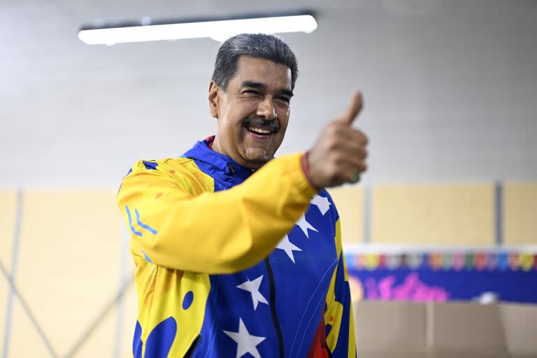 El presidente venezolano, Nicolás Maduro, muestra su dedo entintado luego de emitir su voto durante las elecciones presidenciales