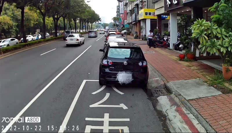 黑色小轎車違停在公車停靠區，用路人拍照檢舉卻無法開罰，PO上網後引發熱議。（圖／翻攝翻轉台灣交通違規交流社團（公開版））