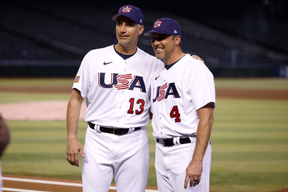 El manager Mark DeRosa, a la derecha, y el entrenador de pitcheo Andy Pettitte posan para una foto el viernes en el Chase Field después de una práctica de EE. UU. para el Clásico Mundial de Béisbol.