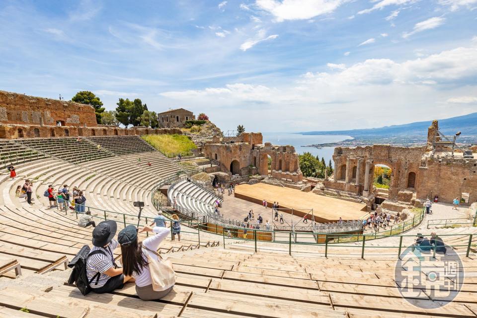 建於西元前3世紀的陶爾米納古希臘劇場（Teatro Antico di Taormina）是當地人氣第一名的景點，直到現在仍時常舉辦音樂會與戲劇演出。