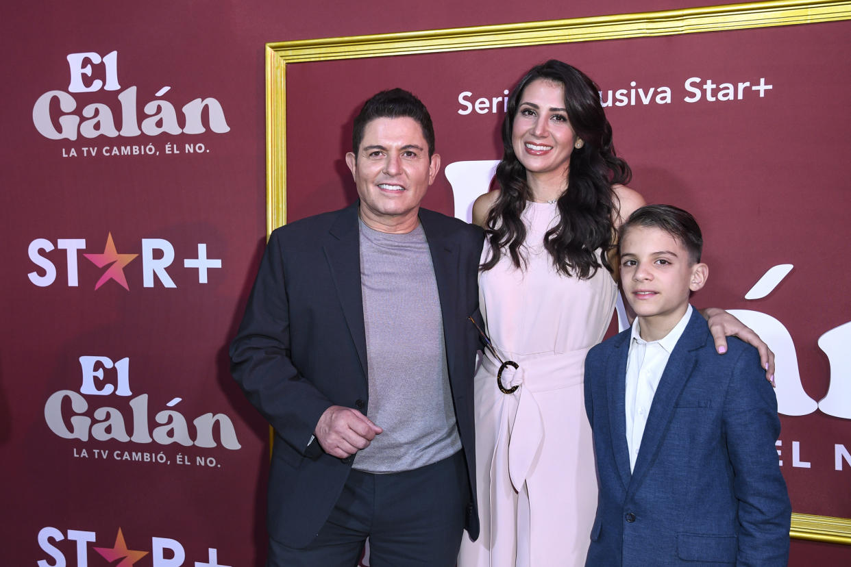 Ernesto Laguardia con esposa Patricia Rodríguez y Emiliano Laguardia. (Photo by Jaime Nogales/Medios y Media/Getty Images)