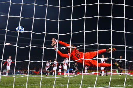 Soccer Football - Champions League - Group Stage - Group C - Crvena Zvezda v Paris St Germain - Rajko Mitic Stadium, Belgrade, Serbia - December 11, 2018 Crvena Zvezda's Milan Borjan in action REUTERS/Marko Djurica