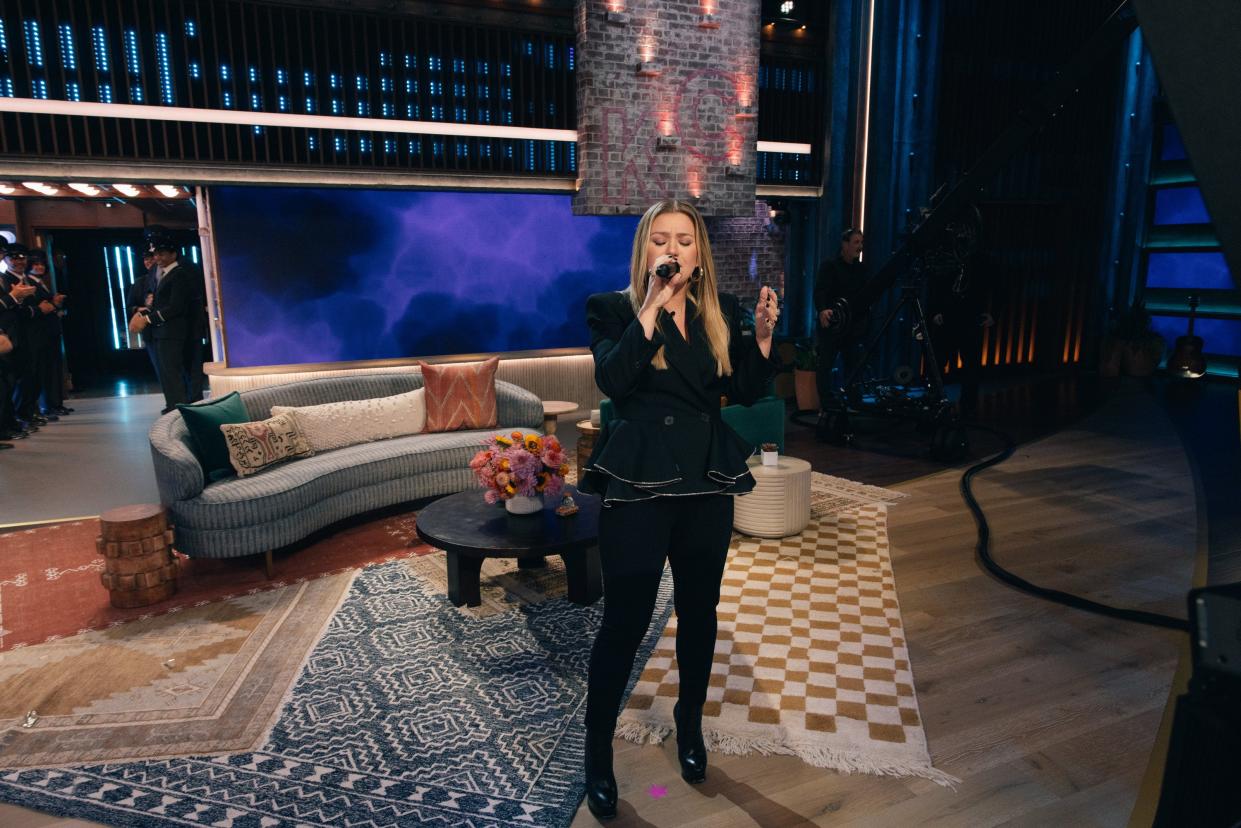 Kelly Clarkson performs a song from her 10th studio album, "Chemistry," on her daytime talk show.