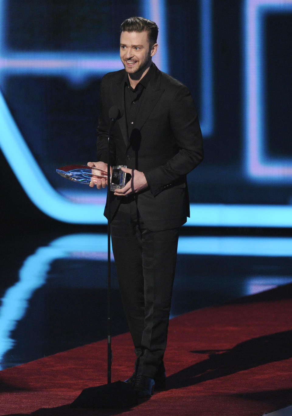 Justin Timberlake accepts the award for favorite album for “The 20/20 Experience” at the 40th annual People's Choice Awards at the Nokia Theatre L.A. Live on Wednesday, Jan. 8, 2014, in Los Angeles. (Photo by Chris Pizzello/Invision/AP)