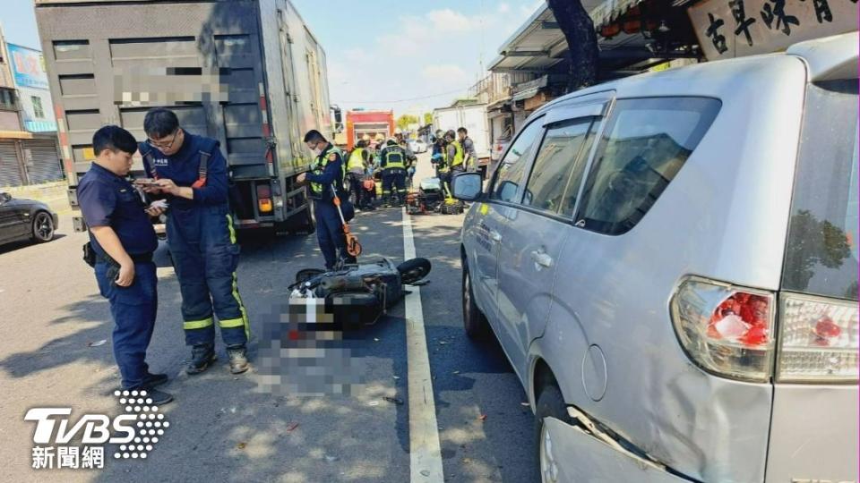 男騎士遭捲車底沒了心跳。（圖/TVBS）