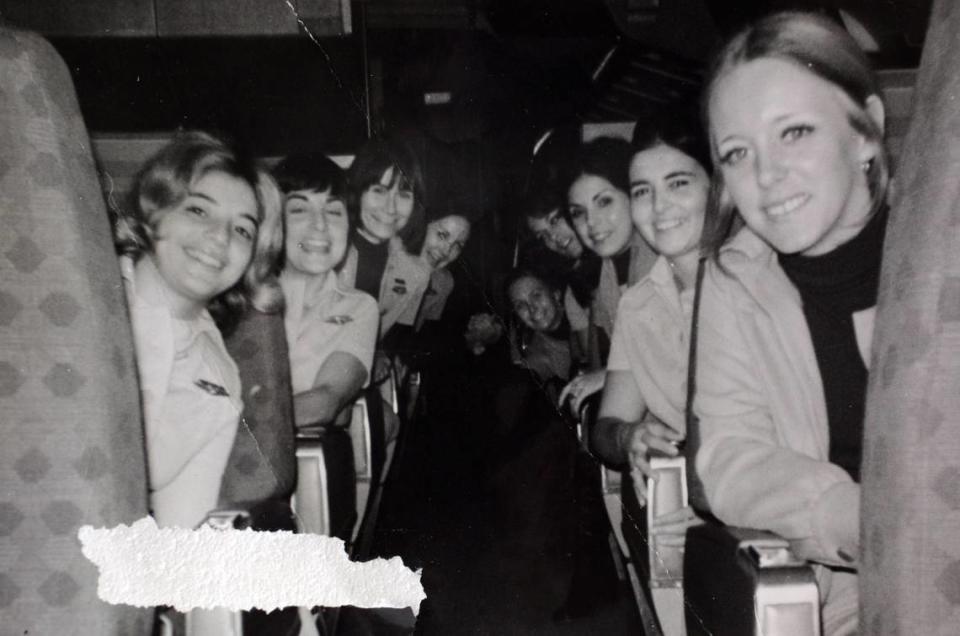 Foto de las asistentes de vuelo del 401 de Eastern Airlines, tomada la mañana antes del accidente. De izquierda a derecha: Patty George, Dottie Warnock, Adrianne Hamilton, Trudy Smith, Stephanie Stanich (fallecida), Patricia Ghysells (fallecida), Mercy Ruiz, Beverly Raposa y Sue Tebbs.