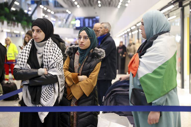 Familiares de los evacuados de Gaza esperan su llegada en el Aeropuerto Internacional de Sarajevo en Sarajevo, Bosnia, lunes 20 de noviembre de 2023.