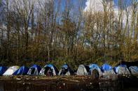 Wider Image: En un campo de inmigrantes en Francia, un hombre vende sándwiches para pagarle a los traficantes