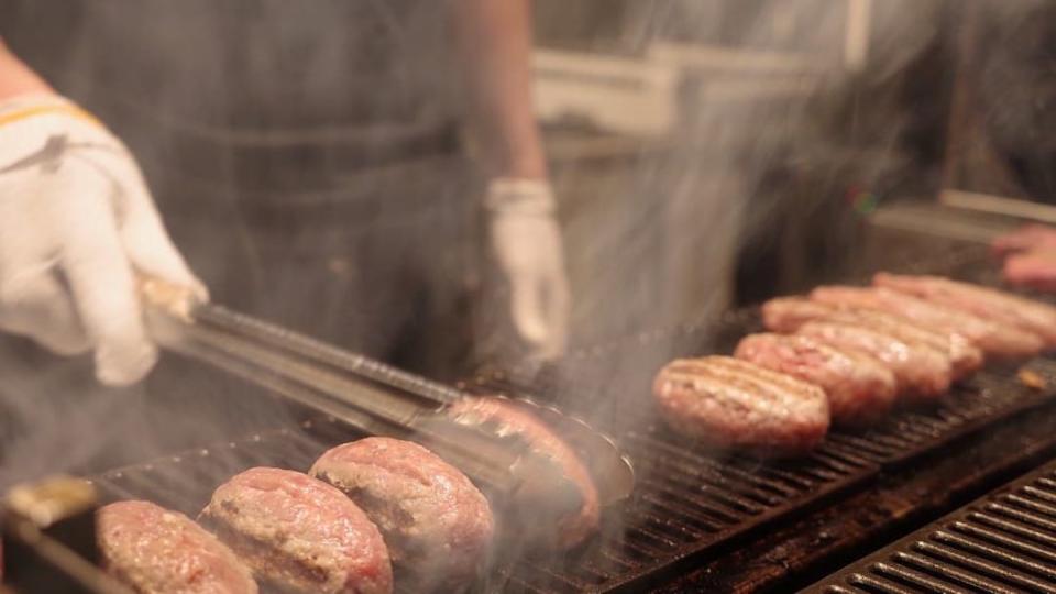每日限定300份炭火漢堡排，都會在晚上18:00前即銷售一空  圖片來源：嘉