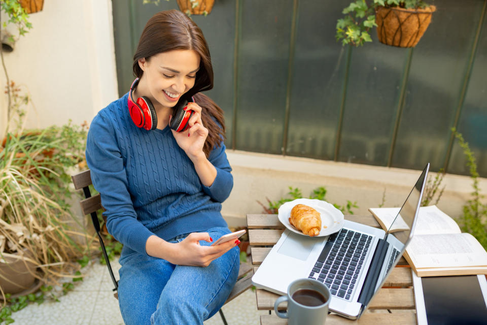 Who says you can't tan and type at the same time? (Photo: Brothers91 via Getty Images)