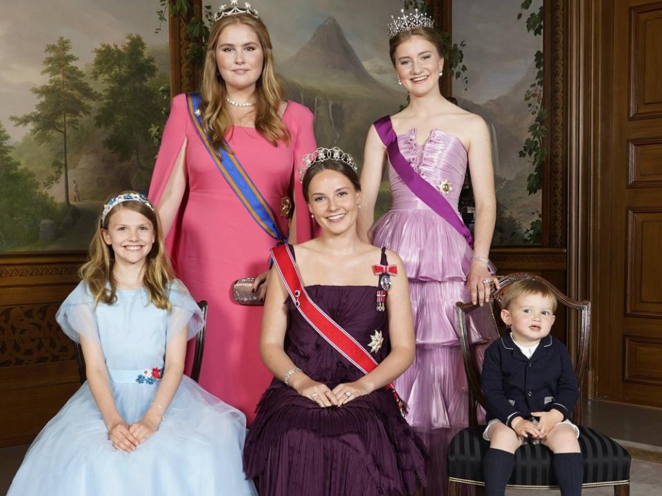 Prinzessin Estelle von Schweden, Prinzessin Catharina-Amalia der Niederlande, Prinzessin Ingrid Alexandra von Norwegen, Prinzessin Elisabeth von Belgien und Prinz Charles von Luxemburg (v.l.) beim Gala-Dinner. (Bild: imago images/NTB ROY/Lise Aserud)