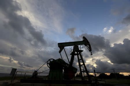 An oil pump of Cuba's state-run CUPET is pictured near the coast in Mayabeque province, Cuba, October 15, 2015. REUTERS/Enrique de la Osa