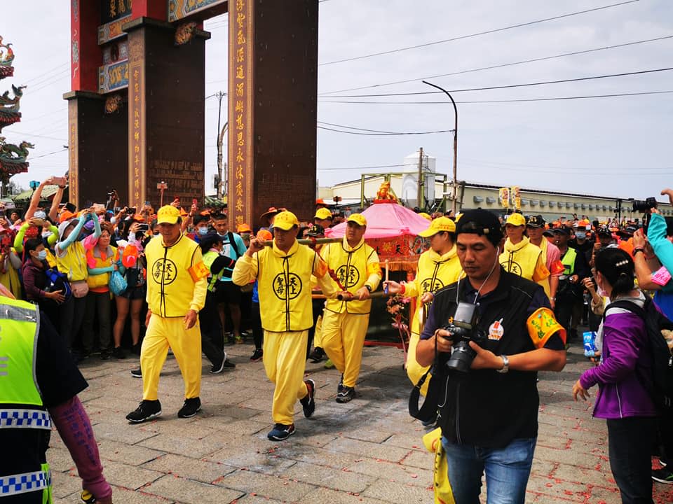 白沙屯媽祖進香全程以徒步方式行進。（圖／翻攝自白沙屯拱天宮臉書）