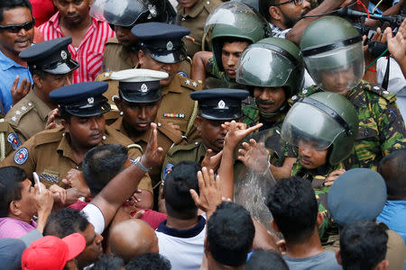 Supporters of Sri Lanka's newly appointed Prime Minister Mahinda Rajapaksa argue with members of the Special Task Force and the police after an official security guard of sacked minister Arjuna Ranatunga shot and wounded three people in front of the Ceylon Petroleum Corporation, in Colombo, Sri Lanka October 28, 2018. REUTERS/Dinuka Liyanawatte