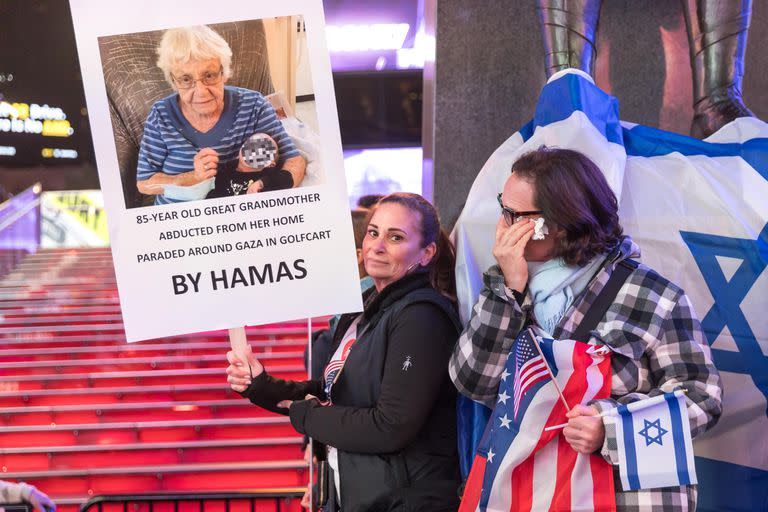 Personas se reúnen en una manifestación pro-Israel organizada por el Consejo Israelí-Americano (IAC) en Times Square, exigiendo la liberación de rehenes israelíes por parte de Hamas durante su ataque el 7 de octubre de 2023. 