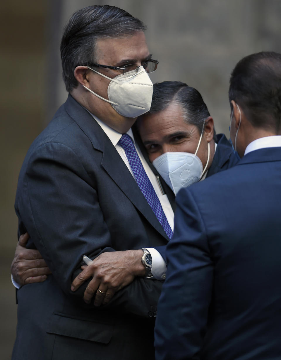 El canciller Marcelo Ebrard abrazado por Bernardo Gómez, vicepresidente de Televisa. | Foto: ALFREDO ESTRELLA/AFP via Getty Images