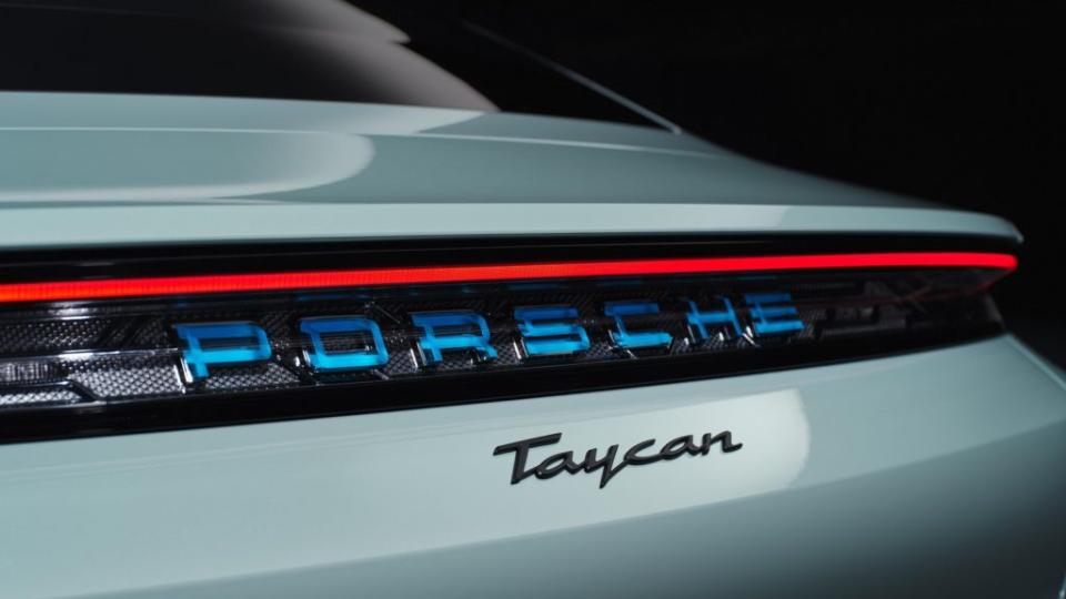 除了更立體的光帶式尾燈，車尾的PORSCHE字樣亦導入發光模組。(圖片來源/ Porsche)