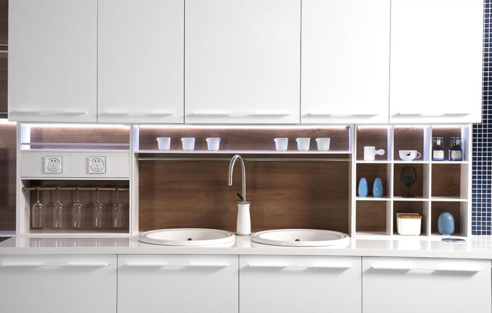 結合今年米蘭展最新廚具設計趨勢，開發讓收納、展示機能倍增的模組化配件，讓廚房設計美型與機能兼備。