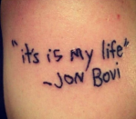 <p>Und hier direkt der nächste Schenkelklopfer für Sprachgenies: „Es ist ist mein Leben.“ Wirklich. Das gefällt sicher auch Jon Bovi, äh, Bon Jovi. Oder wie auch immer diese Band heißt, für die der Tattoo-Träger so sehr brennt. (Bild: Instagram) </p>
