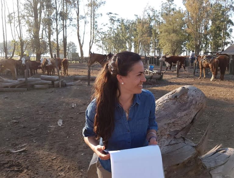 Tiempo atrás, Paula Ferrando llevando las planillas de la cabaña ganadera en Mercedes