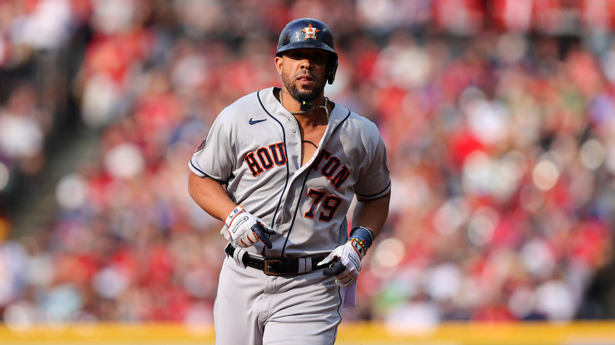 Yordan Alvarez belts walk-off HR, lifts Astros over M's in Game 1