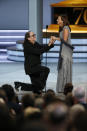 <p>Das Überraschendste bei den diesjährigen Emmys war ein Heiratsantrag. Denn die Szene hätte genauso gut aus einem TV-Drama stammen können: Glenn Weiss bekam einen Emmy für seine Regie der Fernsehübertragung der Oscarverleihung und nahm das zum Anlass, seine Freundin auf die Bühne zu bitten, um ihr den Ring anzustecken, den seine zwei Wochen zuvor verstorbene Mutter getragen hatte. Wow, das Fernsehen schreibt eben die schönsten Geschichten! (Bild: Getty Images) </p>