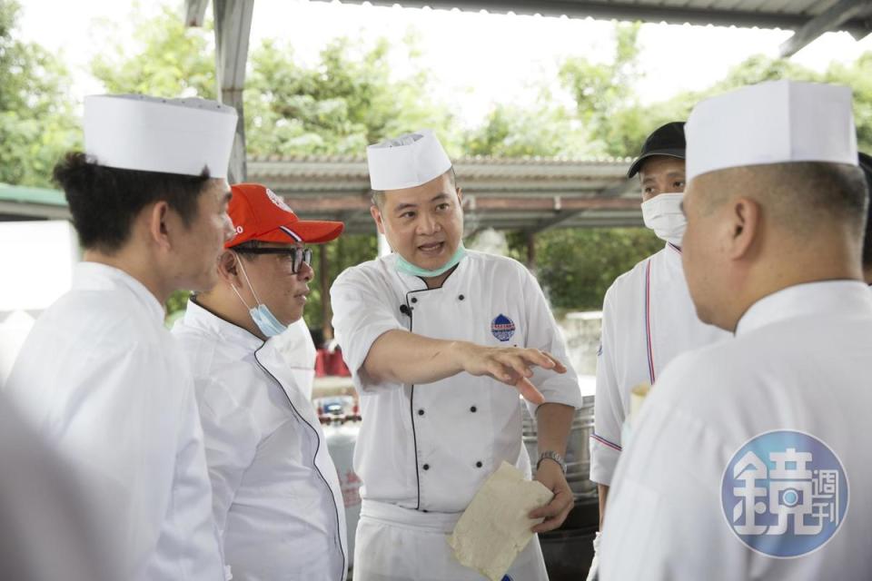 三好國際酒店行政總主廚池一明（左3）在2012年發起「廚師環島尋膳趣」，號召廚師騎腳踏車環島、義煮。