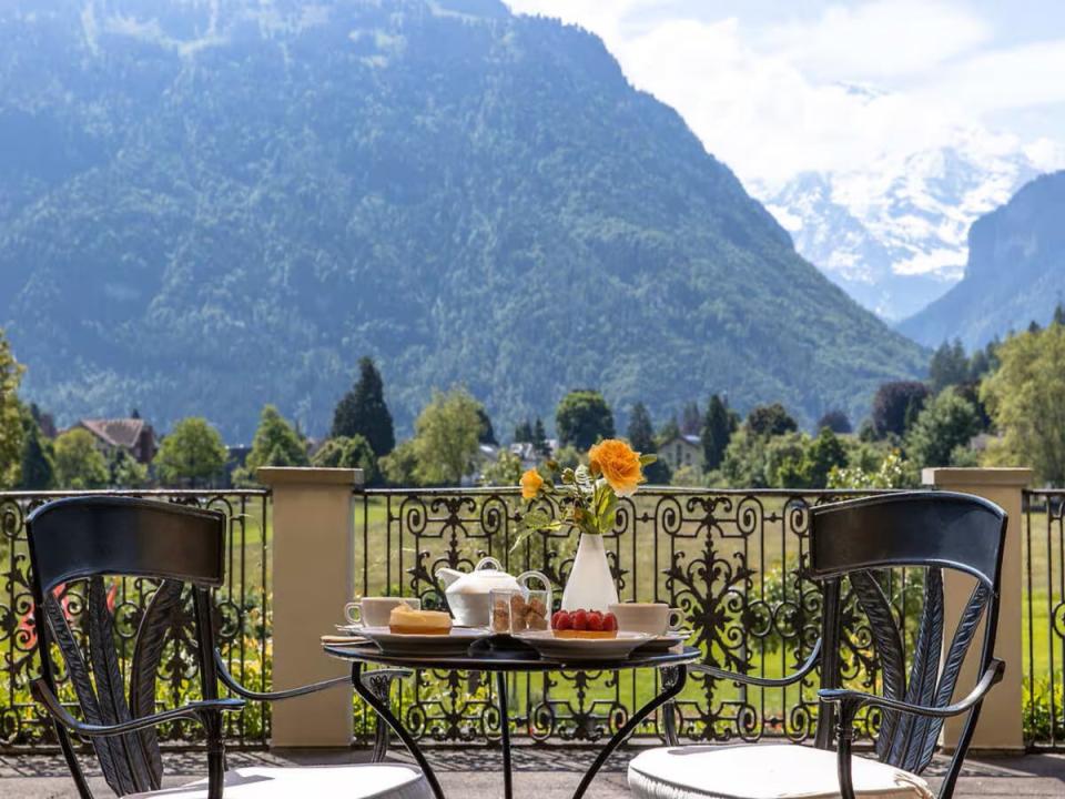 This resort serves up breakfast with a side of mountain views (Victoria Jungfrau)