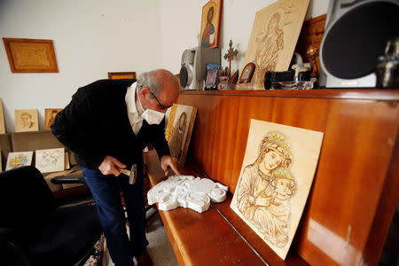 Christian artist and sculptor Naser Jeldha crafts a sculpture in his studio in Gaza City December 4, 2016. REUTERS/Suhaib Salem