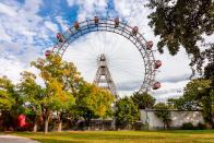 Ist es das Lebensgefühl? Der Schmäh? Der Prater (Bild)? Laut "The Economist" ist Wien - wie schon 2018 und 2019 - erneut die lebenswerteste Stadt der Welt. Das Magazin vergibt für die österreichische Hauptstadt Bestnoten in Sachen Stabilität, Gesundheitsversorgung, Bildungsniveau und Infrastruktur. (Bild: iStock/Vladislav Zolotov)